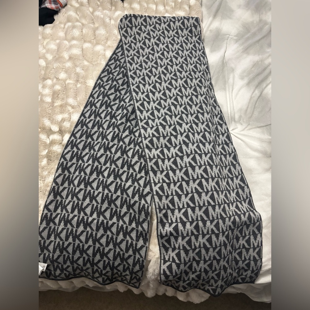 Reversible grey MK scarf